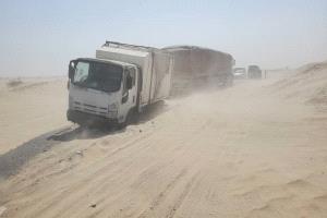 مدير عام رضوم يوجه بفتح طريق عرقة ويناشد صندوق صيانة الطرق لإزالة الرمال المتحركة بالخط الدولي