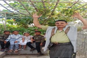 مزارع من المسيمير بلحج ينجح في زراعة العنب باستخدام طرق طبيعية داخل حديقة منزله