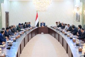 رئيس مجلس القيادة يرأس جانبا من اجتماع مجلس الوزراء
