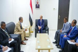 وزير الخارجية يجتمع مع المنسق المقيم للأمم المتحدة في اليمن