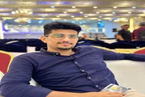 غيث أحمد: من شغف الهواية إلى صوت المواطن.. المذيع الذي اختار أن يكون الأمل في الأثير