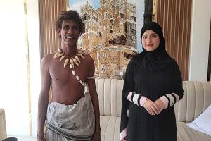 رجل الكهف إلى جانب الفنانة ماريا قحطان في تعز.. صورة تثير تفاعلاً واسعاً