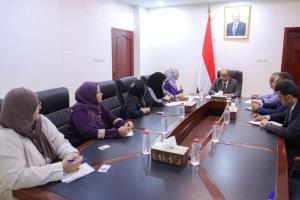 عدن: بن بريك يؤكد دعم الحكومة لتمكين المرأة وضمان مشاركتها الفاعلة خلال لقائه رئيسة اللجنة الوطنية للمرأة