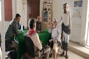 الشيخ باحنحن في زيارة تفقدية للمركز الصحي بالحوطة ويدعو لتطويره إلى مجمع شامل