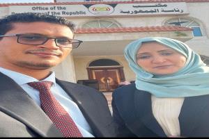 الناشطة ألفت الدبعي تشارك في صلاة العيد في قصر معاشيق