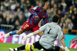برشلونة يُجهّز "قميص الأسطورة" للكلاسيكو.. تحية لليلة تألق فيها رونالدينيو في البرنابيو