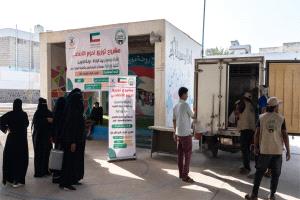 بيت الزكاة الكويتي ينفذ مشروع توزيع لحوم الأضاحي لعدد 6,375 أسرة في ثلاث محافظات يمنية