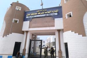 مصدر أمني: القبض على أحد مشاهير وسائل التواصل الاجتماعي بعدن بتهمة الابتزاز الإلكتروني