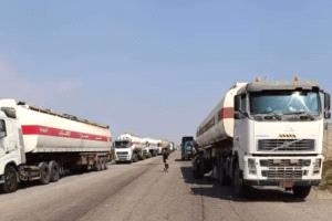 احتجاز عشرات مقطورات الغاز في أبين يشعل أزمة جديدة.. مطالبات بوقف الجبايات غير القانونية