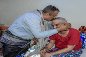 الوكيل النوبة يُنفّذ زيارات عيدية للجرحى المقعدين في منازلهم
