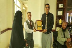 مؤسسة يمان للتنمية تكرم مدير عام مكتب الصحة العامة والسكان بلحج بدرع الشكر والعرفان