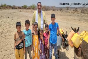 أهالي قرية ”حبيب الهارش” بوضيع أبين يشربون من برك الأمطار الملوثة.. فمن ينقذهم من العطش ..؟!