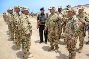 طارق صالح يتفقد القوات البحرية في الجزُر المحررة بالبحر الأحمر