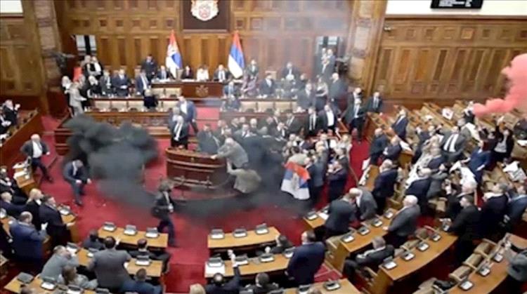 قنابل غاز واشتباكات ومصابون.. ماذا يحدث في البرلمان الصربي؟