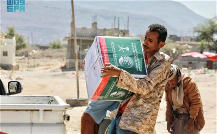 لحج.. توزّيع 329 سلة غذائية في مديريتي الحوطة وحبيل جبر