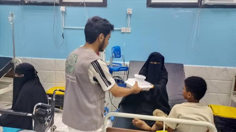 مؤسسة الهجرة تواصل مشروع توزيع وجبات إفطار الصائم في مستشفى الصداقة بعدن