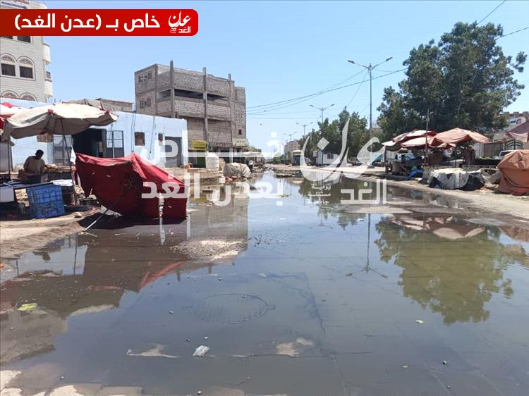 عدن.. شوارع الممدارة تغرق في مياه الصرف الصحي دون أي تحرك