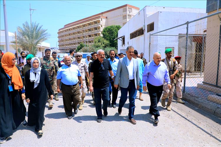 محافظ عدن يُدشّن مشروع الخط الكهربائي الساخن بمستشفى الصداقة ويشدد على تحسين الرعاية الصحية