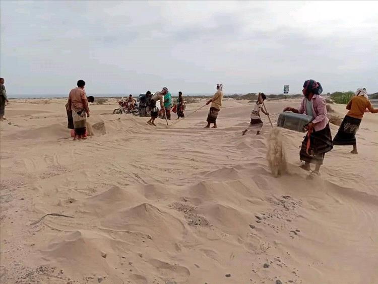 أبناء المراقشة يقومون بازالة الكثبان الرملية في الخط الدولي