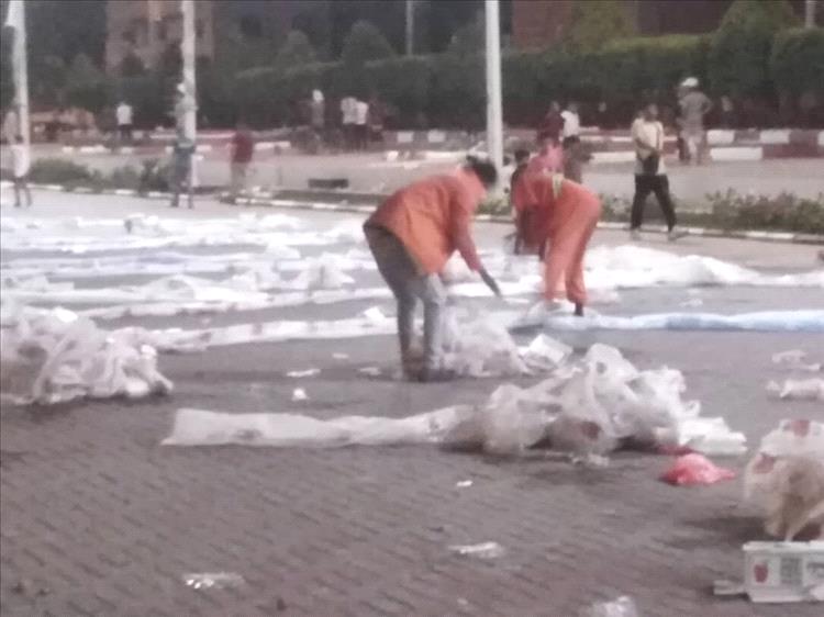 صندوق النظافة عدن يرفع َمخلفات الإفطار الجماعي لذكرى النصر