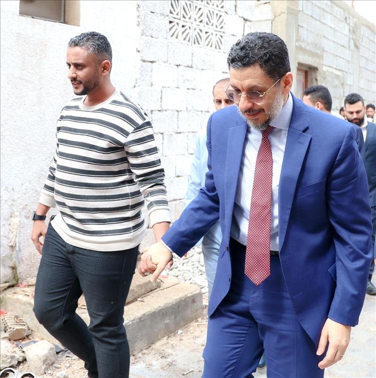 رئيس الوزراء أحمد عوض بن مبارك يزور منزل الشهيد جعفر محمد سعد