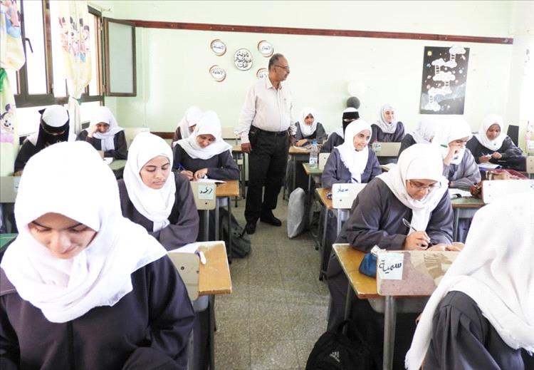 طالبات في الصف الثالث الثانوي يوجّهن نداءً عبر صحيفة عدن الغد: مصيرنا مجهول والتربية لم تحرّك ساكنًا