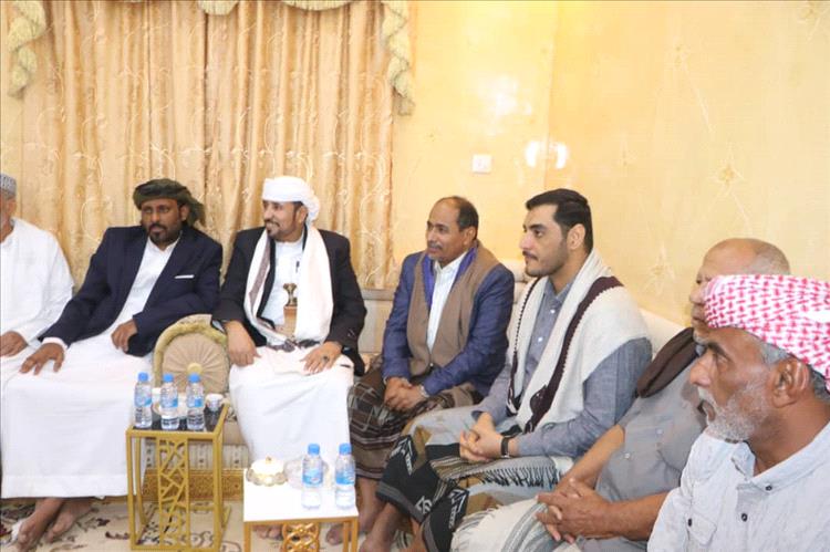 الشيخ بن حبريش يقدم واجب العزاء في وفاة مقدم آل خميس العوامر