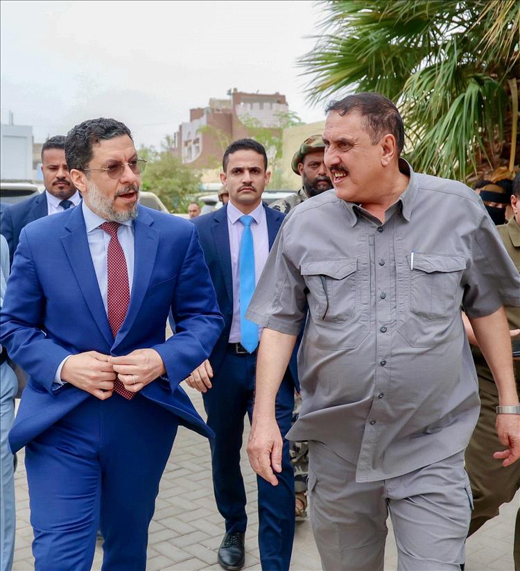 رئيس الوزراء يطلع على سير العمل في أمن عدن ويؤكد على أولوية الملف الأمني