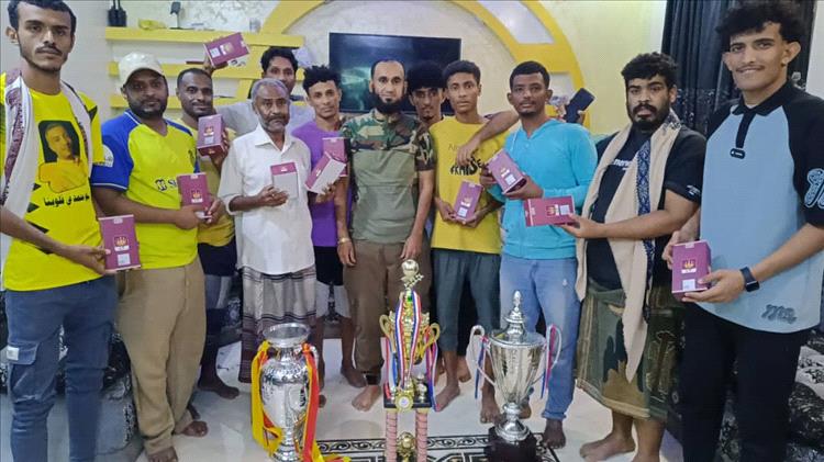 الشنيني يستضيف فريق النصر ويكرمهم بمبلغ مالي وجوالات