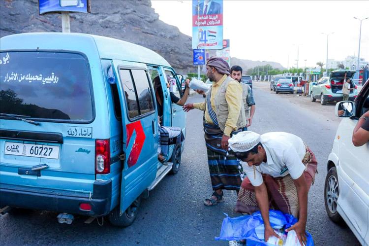 إجمالي 240 ألف وجبة.. استمرار مبادرة توزيع وجبات إفطار الصائم في عدن