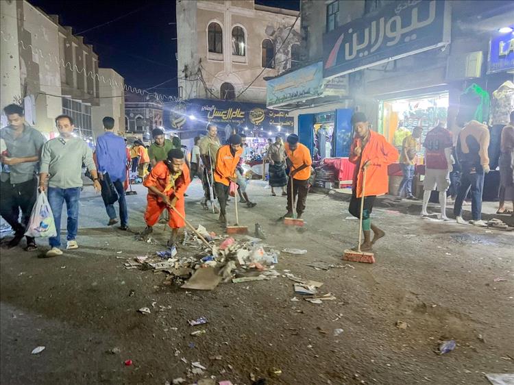 عمال النظافة... أيادي العيد الصامتة التي تُجمّل المدينة بصمت وتعبير