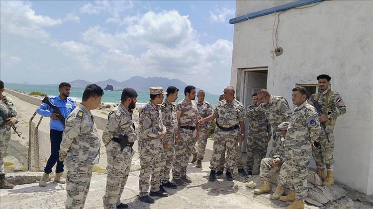 نائب مدير عام خفر السواحل يزور إدارة أمن ميناء الزيت في العاصمة المؤقتة عدن بمناسبة عيد الفطر