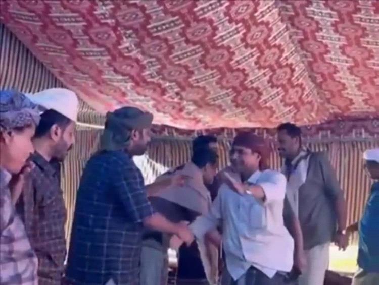 الشيخ بن حبريش يستقبل وفدًا من بيت القرزات وتبادل معهم التهاني بعيد الفطر المبارك