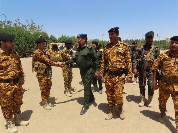 مدير عام شرطة مأرب يقوم بزيارات تفقدية عيدية ويؤكد على أهمية رفع الجاهزية الأمنية