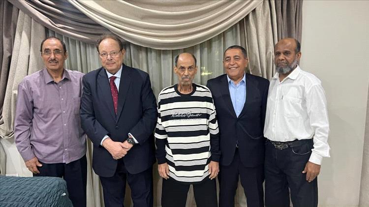 الرئيس علي ناصر محمد يقوم بزيارة الكابتن جميل سيف في مقر إقامته بالقاهرة