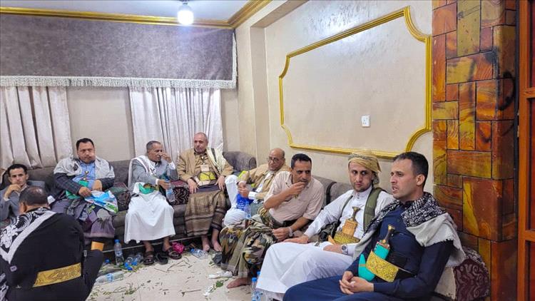 وكيل أول محافظة تعز يقدم واجب العزاء للعميد عبده فرحان سالم في استشهاد نجله