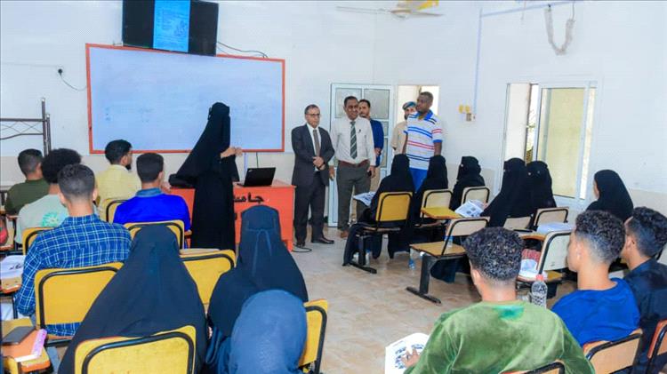 رئيس جامعة عدن يتفقد سير الدراسة للفصل الثاني في عدد من الكليات