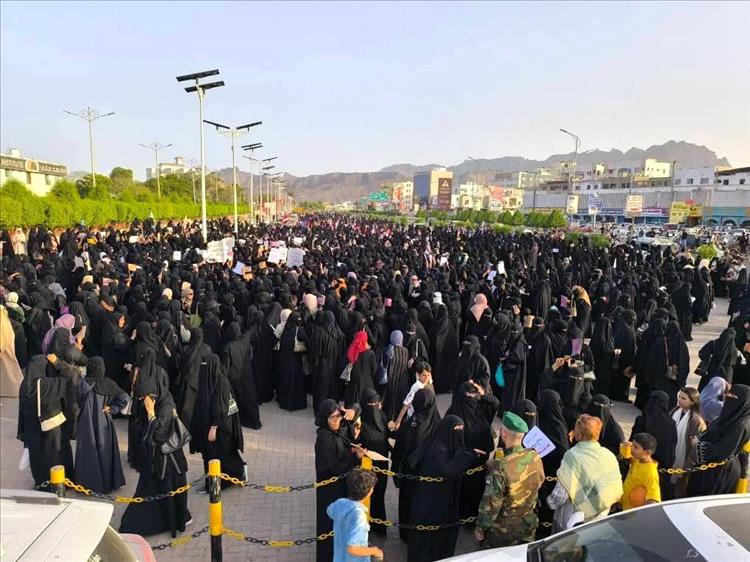 نساء يهتفن من قلب “العروض” للمطالبة بحقوق أساسية في الكهرباء والمياه