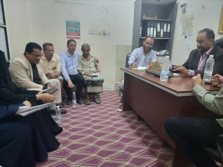 مدير عام قعطبة يناقش مع فريق منظمة كير سُبل تعزيز المجال الصحي في المديرية