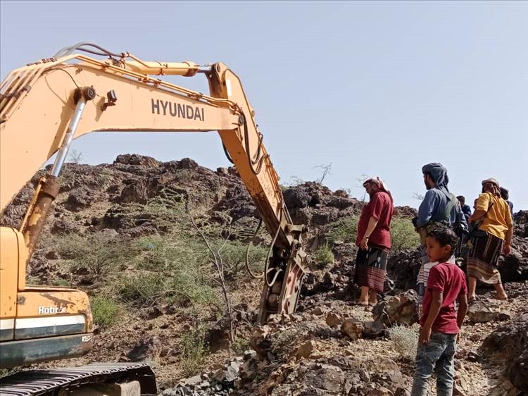 مدير مديرية المضاربة رأس العارة يتفقد سير العمل في مشروع السنترال بجبل الجعيشوان بتربة ابو الاسرار