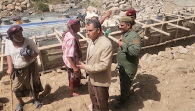 مدير عام يهر يتفقد العمل بمشروع طريق ضيك - المفلحي