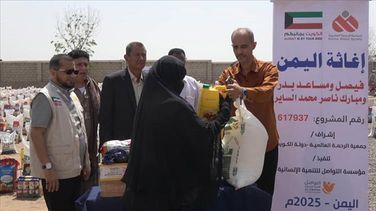 وكيل محافظة لحج سلام يدشن توزيع اكثر من 300 سلة غذائية لاسر مديريتي الحوطة وتبن مقدمة من الكويت