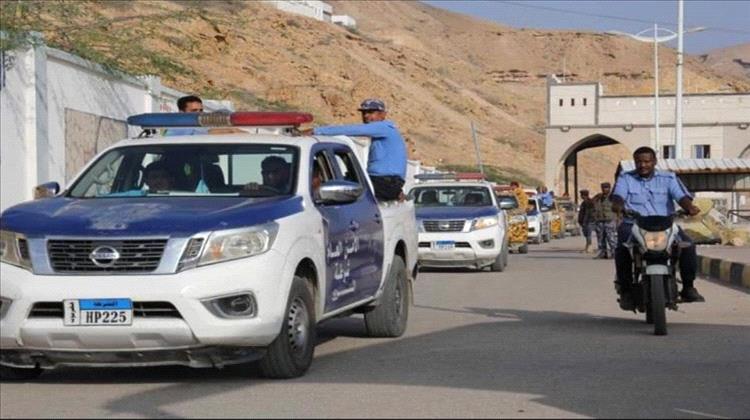 أمن المهرة يتسلم عصابة تهرب الأسلحة للحوثيين