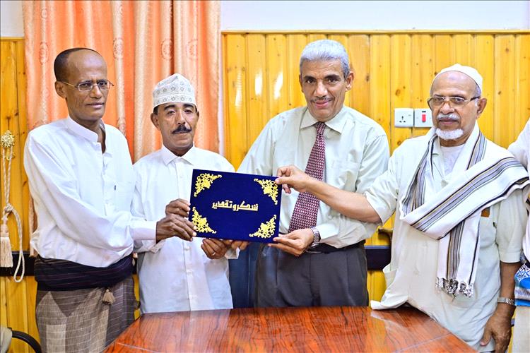 وزارة الثقافة ومؤسسة حضرموت لخدمة التراث وحافة الحوطة تكرمان الشخصية الاجتماعية سالم حميد عبدون