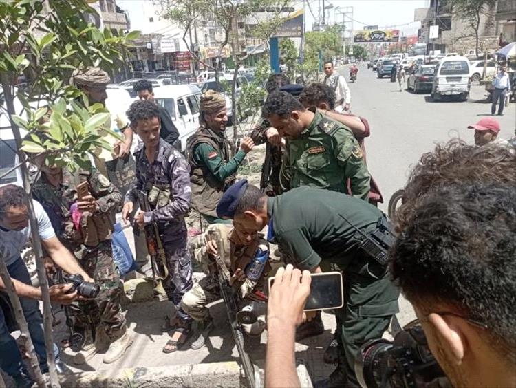 الحملة الأمنية بتعز تباشر عملية إتلاف الأسلحة المخالفة في الشوارع