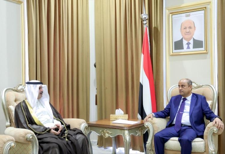 رئيس الوزراء يلتقي السفير الكويتي ويناقش معه أبرز التحديات الاقتصادية والخدمية في اليمن