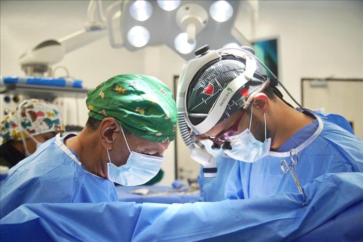 مركز الملك سلمان للإغاثة يختتم المشروع الطبي التطوعي لجراحة وقسطرة القلب في عدن