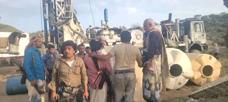 مدير عام الوازعية يدشن حفر بئر مياه جديدة في منطقة قناهو ضمن حملة الاستجابة لمشاريع المياه