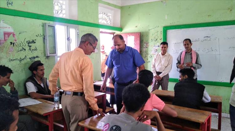 مأمور الضالع يشهد ختام امتحانات الثانويه في مركز الفاروق بعاصمة المديرية