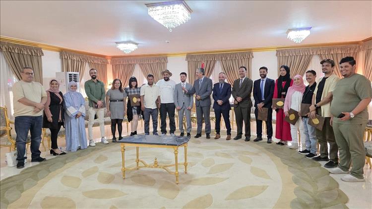 السفير بحاح يكرم أعضاء فرقة "مسرح اليمن" بالقاهرة احتفاءً بنجاح عرض "البحر يتكلم عربي"